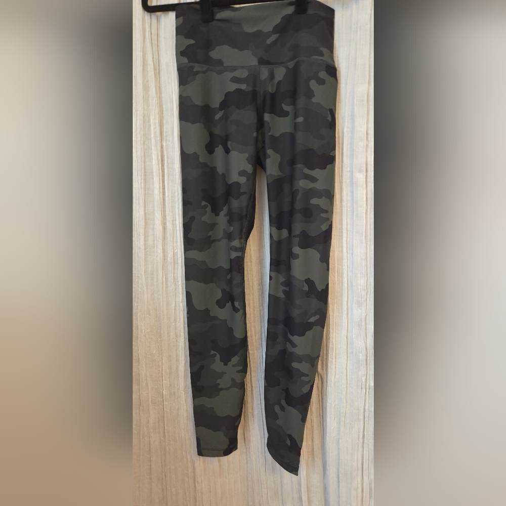 Old Navy Active Dark Camo Leggings